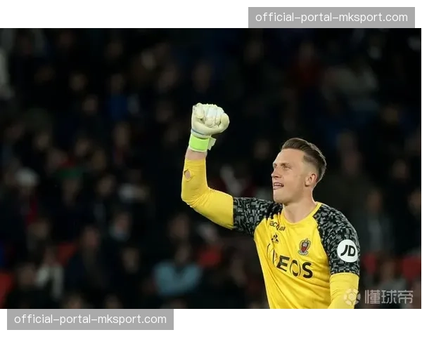 特写镜头：摩纳哥门将赛后加练长传球，以应对对手高位压迫