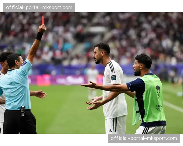 红牌！罗马后卫曼奇尼飞铲犯规，两黄变一红被罚下